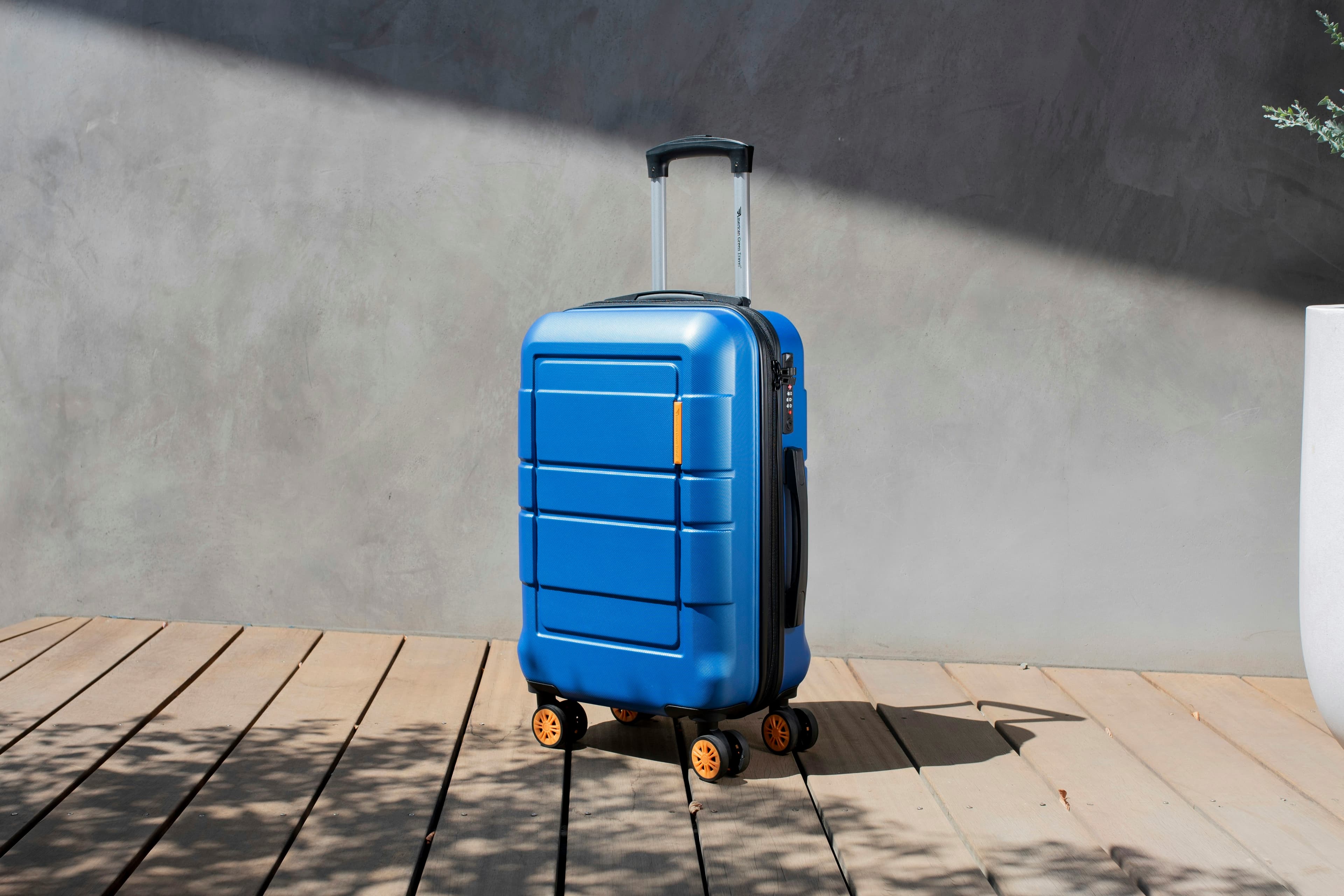 Choosing the Right Luggage: Cabin Size, Zipperless Designs, and Essential Features